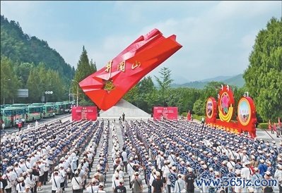 井冈山红旗广场上举行想政实践手脚。　　黄旭斌摄